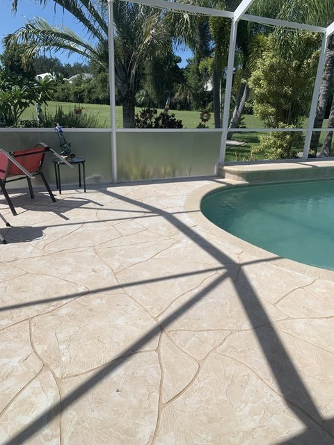 Pool deck in decorative concrete
