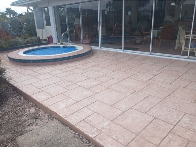 Pool deck in decorative concrete