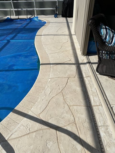 Pool coping in decorative concrete