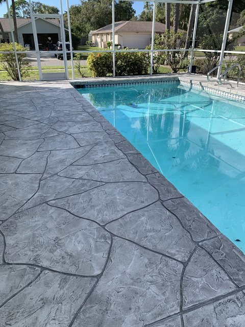 Pool deck in decorative concrete