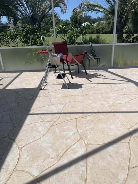Pool deck in decorative concrete