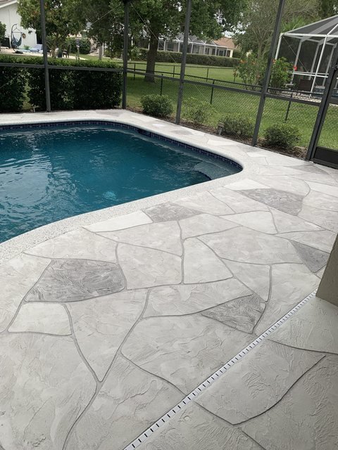 Pool deck in decorative concrete