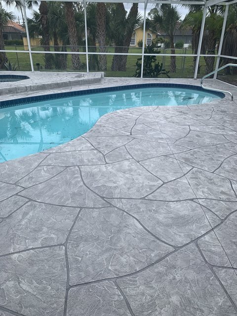 Pool deck in decorative concrete