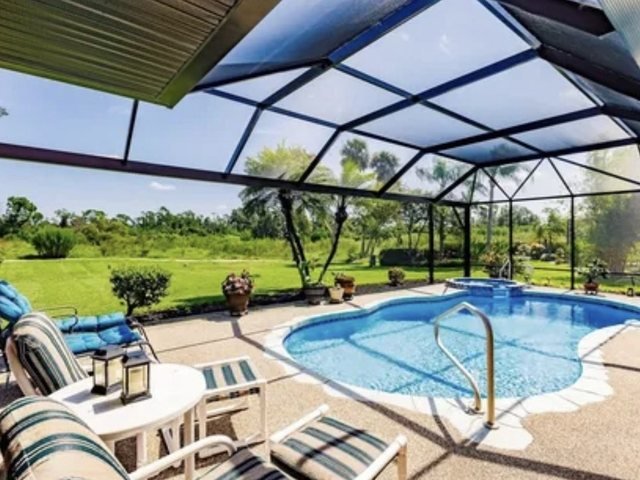 Pool deck in decorative concrete