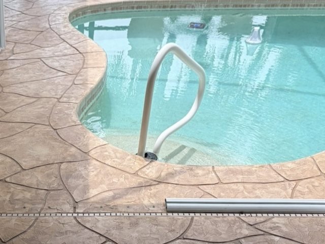 Pool deck in decorative concrete